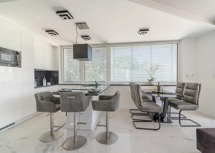 Luxury Apartment *